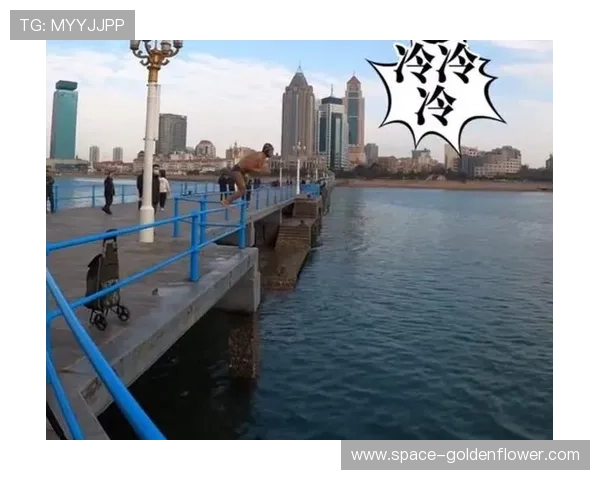 青岛栈桥冬泳赛选手海中奋勇争先，岸边观众掌声不断。