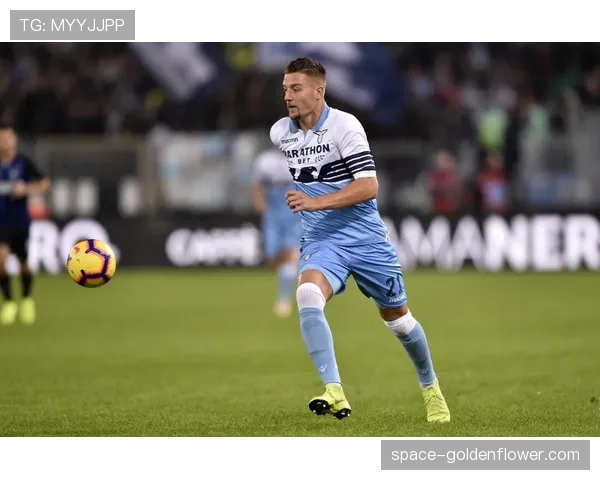 特写:因莫比莱在拉齐奥主场完成告别战,球迷起立鼓掌致敬